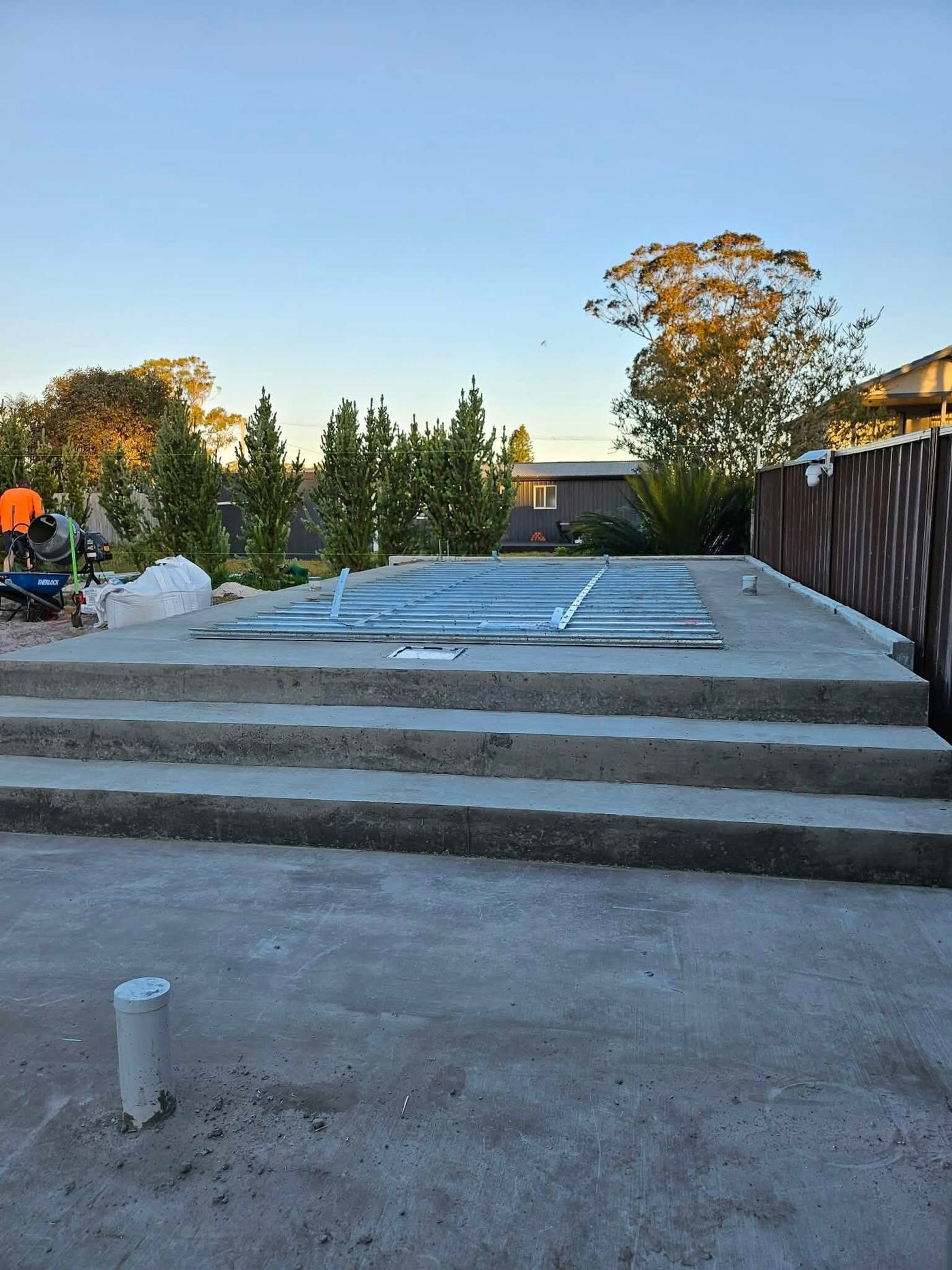 Stepped slab with steel decking
